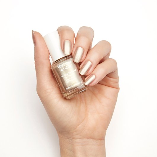 ESSIE-treat-love-and-color-metallics-glow-the-distance-on-hand-1