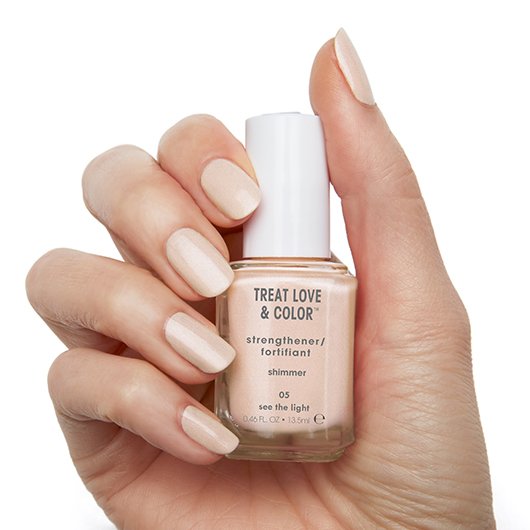 ESSIE-treat-love-and-color-see-the-light-on-hand-1