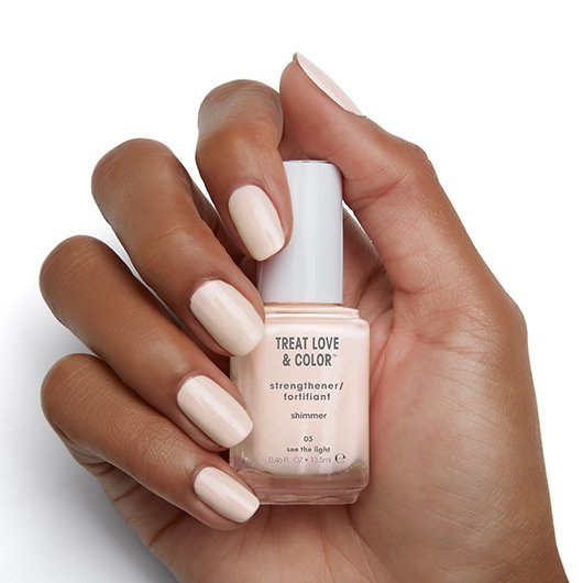 ESSIE-treat-love-and-color-see-the-light-on-hand-2